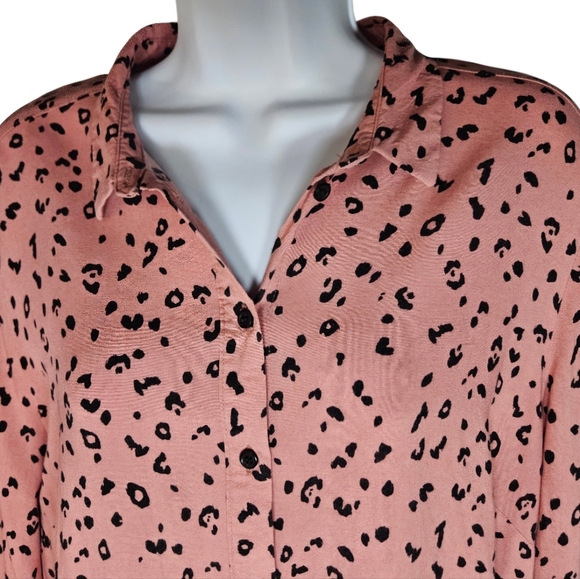 0030 Divided H&M Leopard Print Longsleeve Button Up Pink Black Office  Size 8 - Picture 2 of 13
